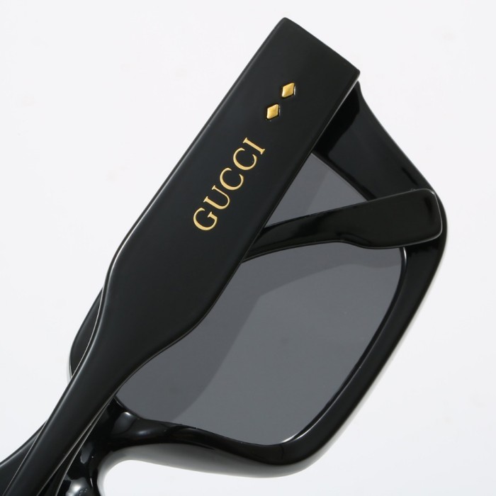 Blue light blocking sunglasses with the box and case ,G25-570-576