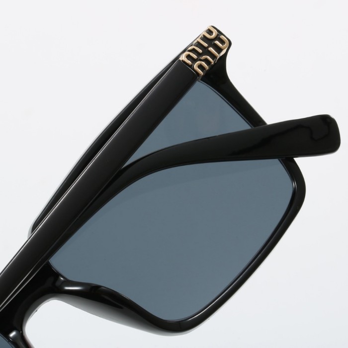 Blue light blocking sunglasses with the box and case ,G25-548-556