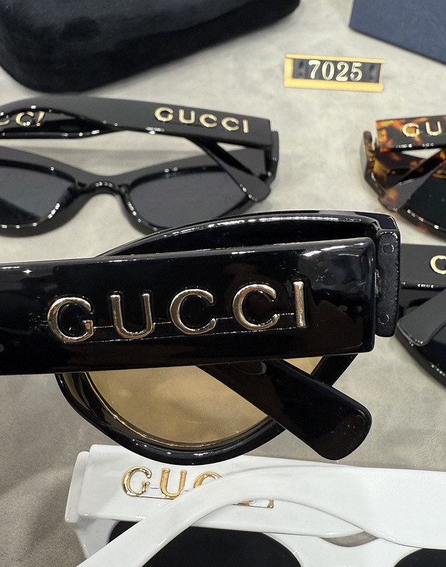 Blue light blocking sunglasses with the box and case ,G25-990-994