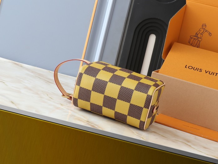 Leather bag ,5A ,size 23x13x12cm,no box,  B75-149