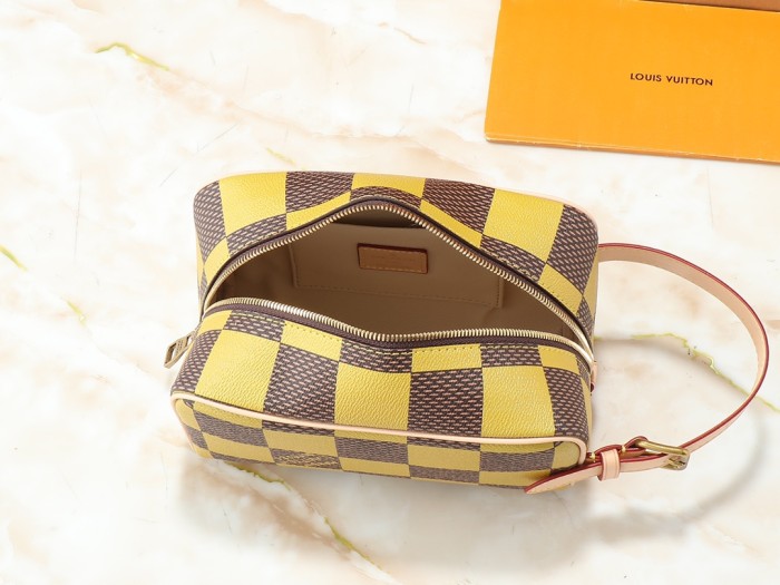 Leather bag ,5A ,size 23x13x12cm,no box,  B75-149