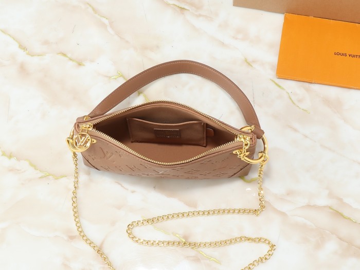 Leather bag ,5A ,size 25x13x5cm,no box,  B88-123
