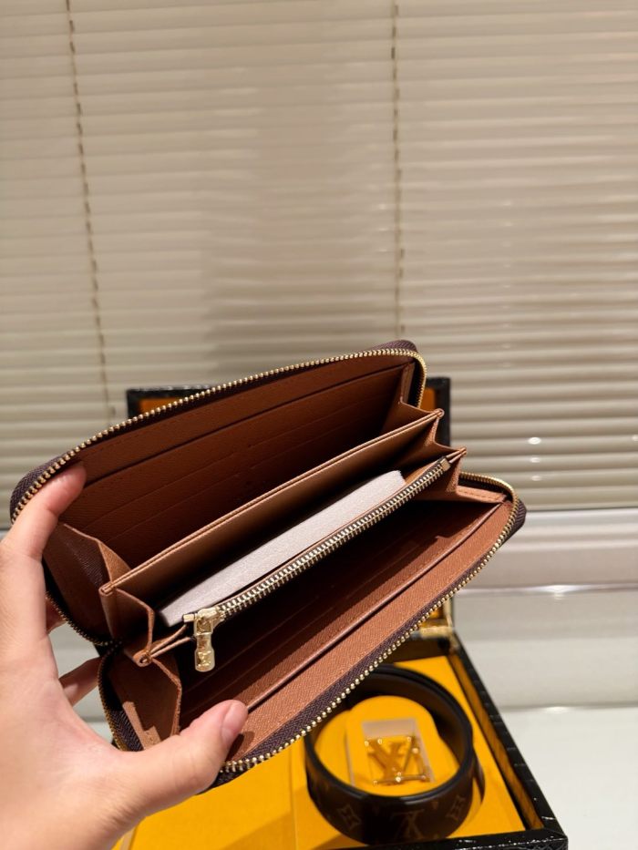 Leather wallet and belt and key chain a set ,5A ,  B98-4