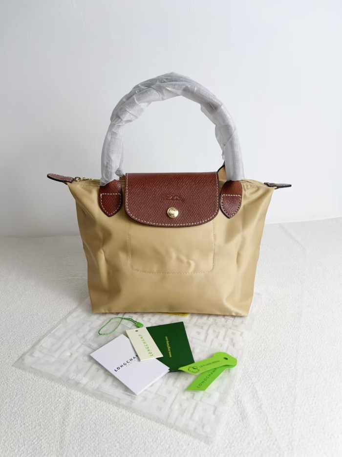 Nylon bag，budget,size 23x14x22cm or 28x15.5x26.5cm or 31x19x30cm, B28-123-151