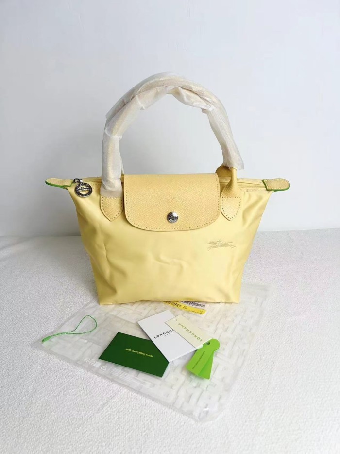Nylon bag，budget,size 23x14x22cm or 28x15.5x26.5cm or 31x19x30cm, B28-123-151