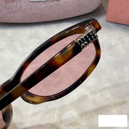 Blue light blocking sunglasses with the box and case ,G25-1439-1447