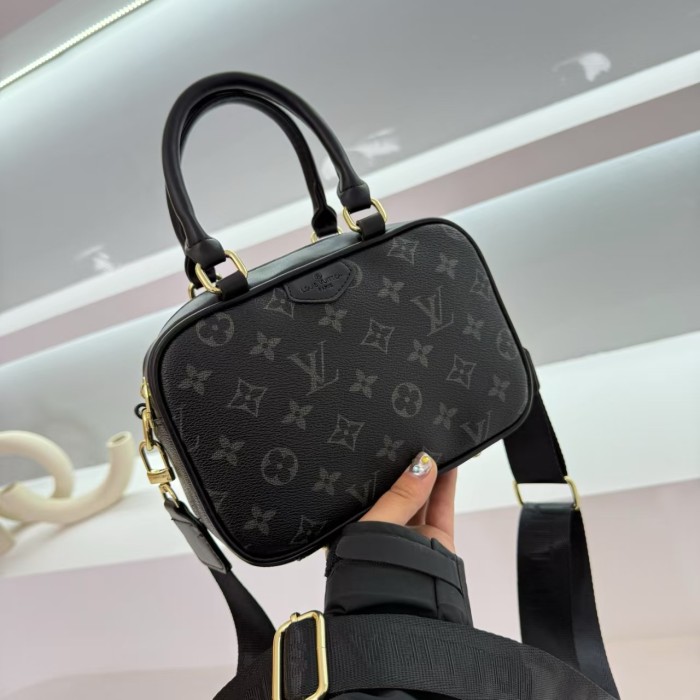 PU leather bag ,  no box, size 21.5x14x8.5cm , B30-72-77