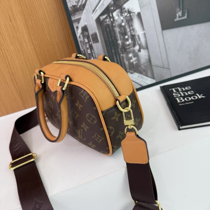 PU leather bag ,  no box, size 21.5x14x8.5cm , B30-72-77