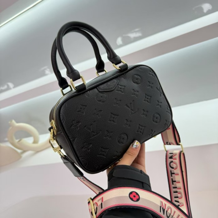 PU leather bag ,  no box, size 21.5x14x8.5cm , B30-72-77