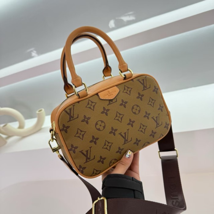 PU leather bag ,  no box, size 21.5x14x8.5cm , B30-72-77
