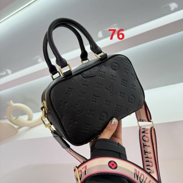 PU leather bag ,  no box, size 21.5x14x8.5cm , B30-72-77