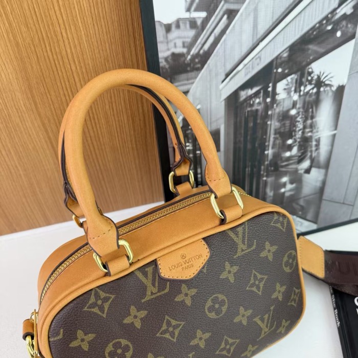 PU leather bag ,  no box, size 21.5x14x8.5cm , B30-72-77