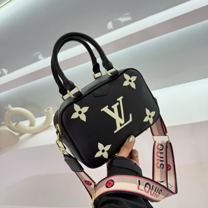 PU leather bag ,  no box, size 21.5x14x8.5cm , B30-72-77