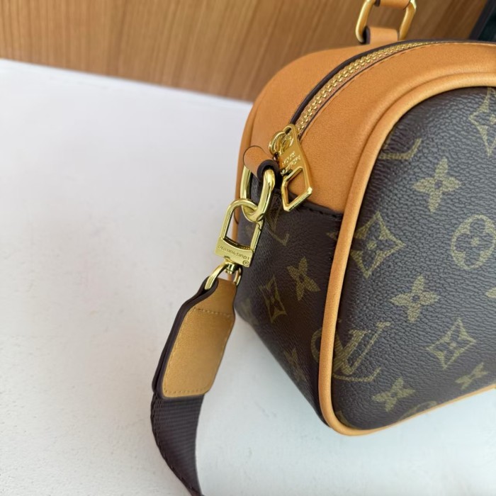 PU leather bag ,  no box, size 21.5x14x8.5cm , B30-72-77