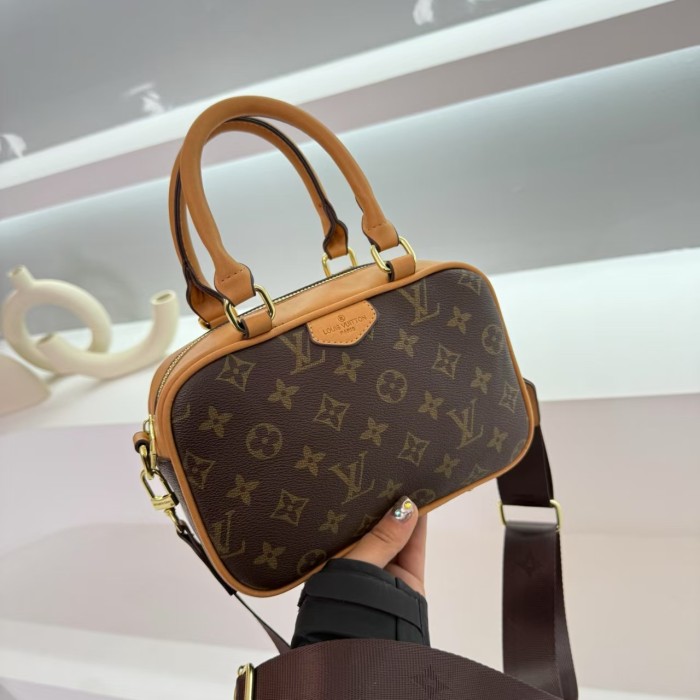 PU leather bag ,  no box, size 21.5x14x8.5cm , B30-72-77