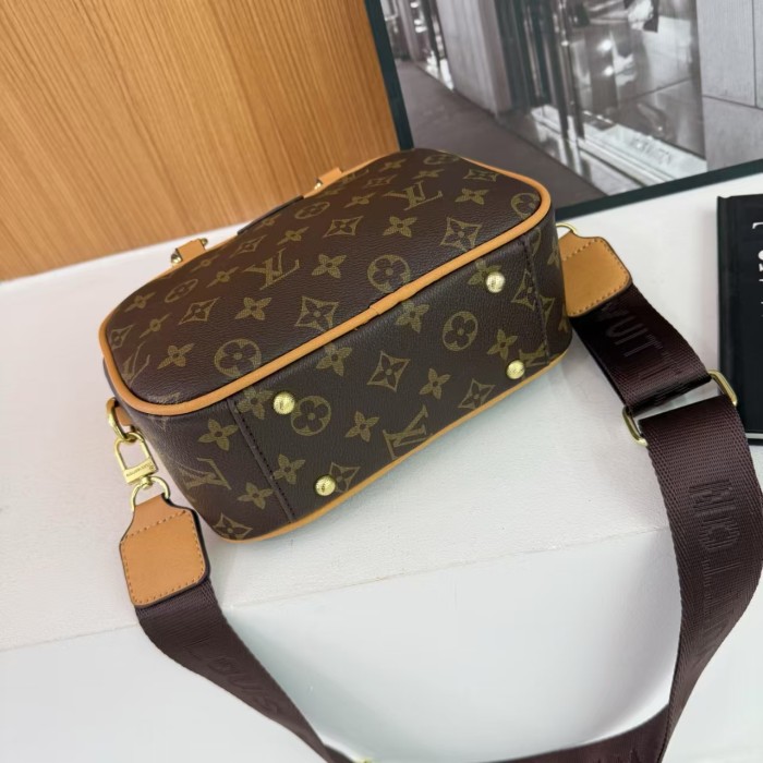 PU leather bag ,  no box, size 21.5x14x8.5cm , B30-72-77