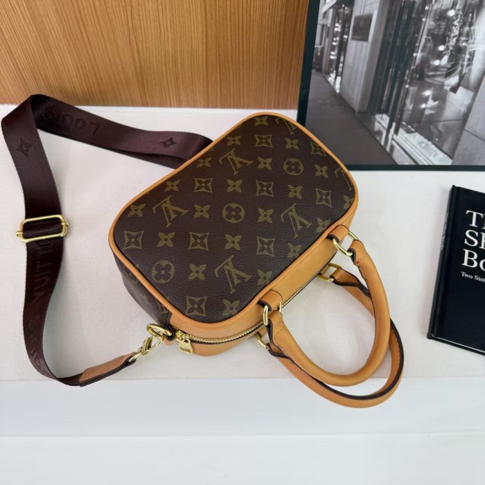 PU leather bag ,  no box, size 21.5x14x8.5cm , B30-72-77