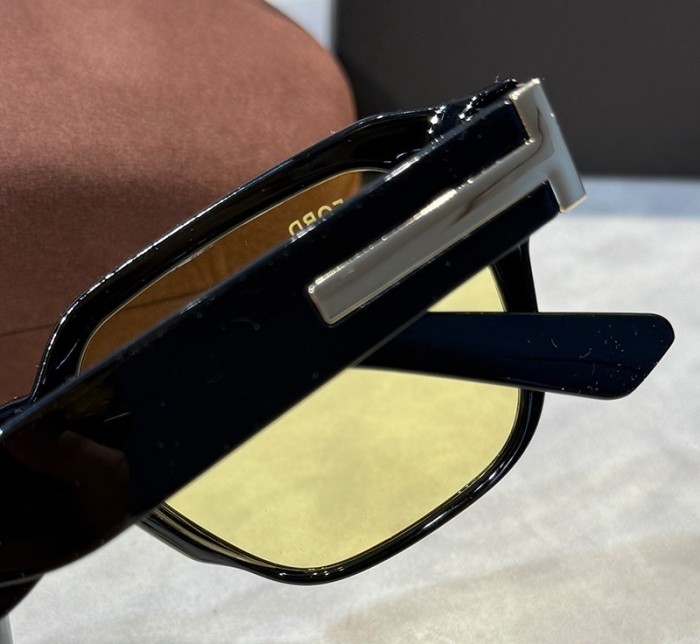 Blue light blocking sunglasses with the box and case ,G25-1723-1729