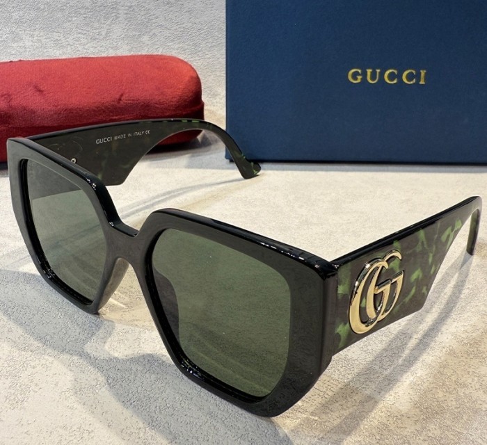 Blue light blocking sunglasses with the box and case ,G25-1755-1759