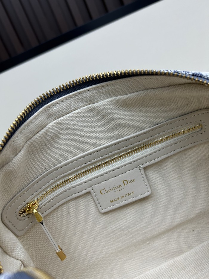 Canvas leather bag ,5A ,size 25x16x9.5cm,no box,  B110-335