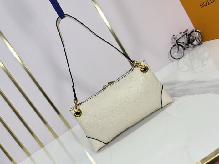 Leather bag ,5A ,size 25x13x5cm,no box,  B88-122