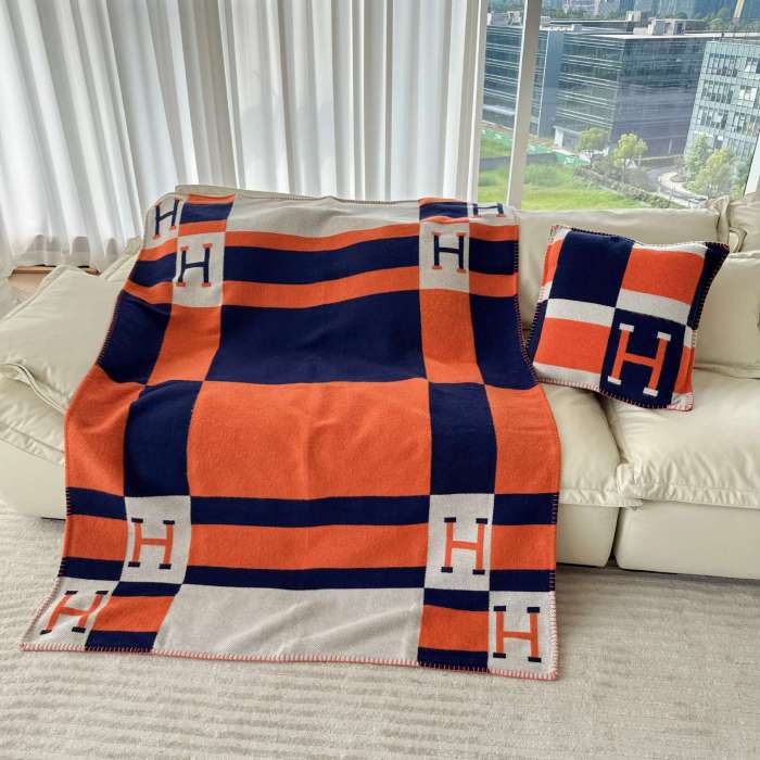A set of one blanket + one pillowcase , Wool blanket size 140-175cm--weight 800g,  pillowcase not including the pillow core ,size 45*45cm--weight 175g, SF55-22-25