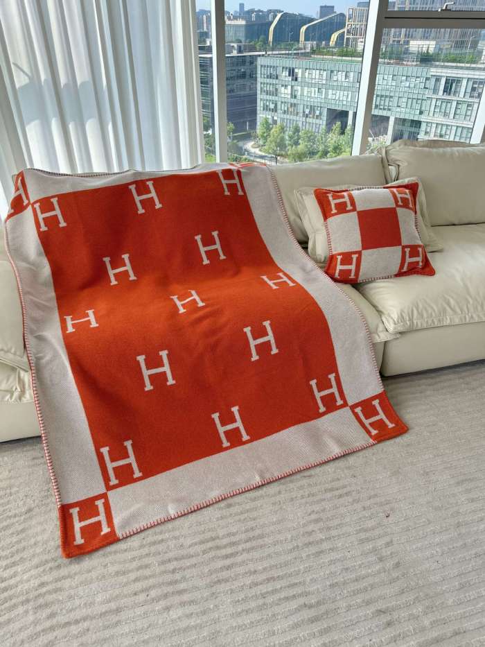 A set of one blanket + one pillowcase , Wool blanket size 140-175cm--weight 800g,  pillowcase not including the pillow core ,size 45*45cm--weight 175g, SF55-13-21