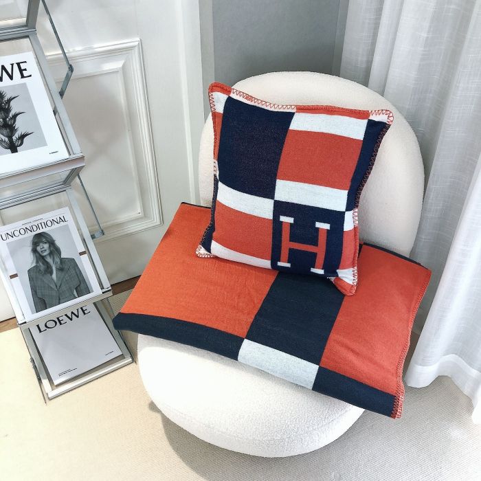 A set of one blanket + one pillowcase , Wool blanket size 140-175cm--weight 800g,  pillowcase not including the pillow core ,size 45*45cm--weight 175g, SF55-22-25