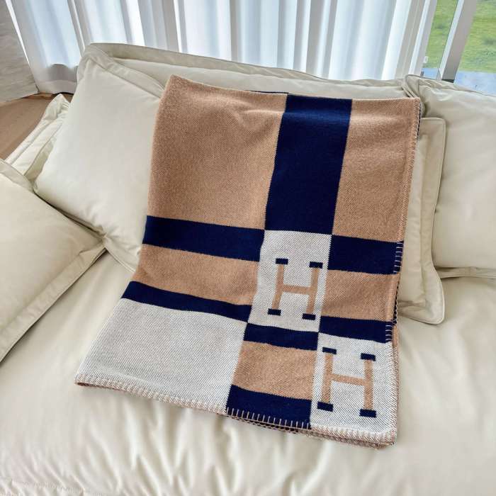 A set of one blanket + one pillowcase , Wool blanket size 140-175cm--weight 800g,  pillowcase not including the pillow core ,size 45*45cm--weight 175g, SF55-22-25