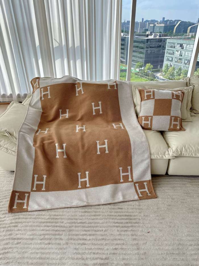 A set of one blanket + one pillowcase , Wool blanket size 140-175cm--weight 800g,  pillowcase not including the pillow core ,size 45*45cm--weight 175g, SF55-13-21