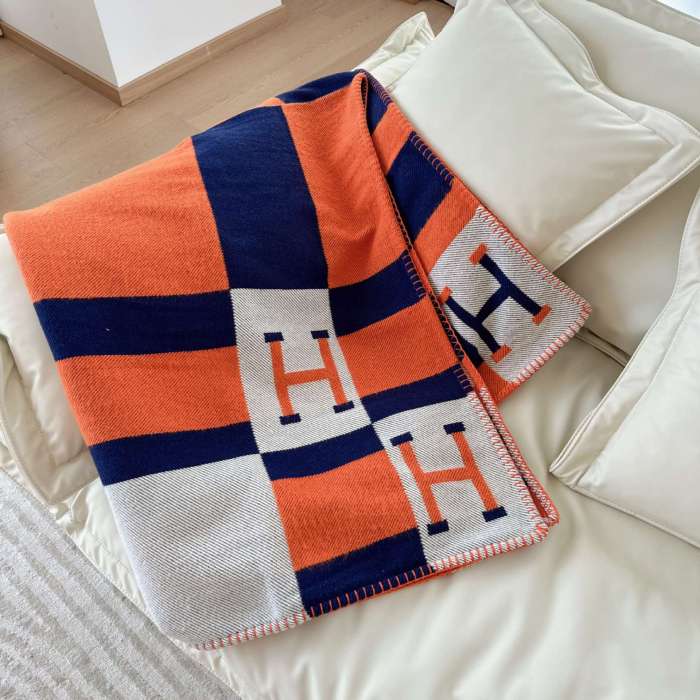 A set of one blanket + one pillowcase , Wool blanket size 140-175cm--weight 800g,  pillowcase not including the pillow core ,size 45*45cm--weight 175g, SF55-22-25