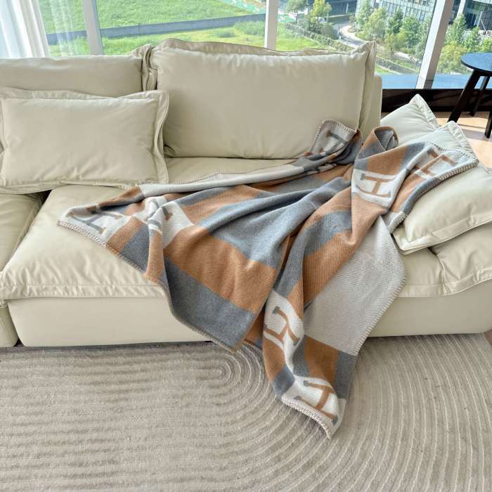 A set of one blanket + one pillowcase , Wool blanket size 140-175cm--weight 800g,  pillowcase not including the pillow core ,size 45*45cm--weight 175g, SF55-22-25