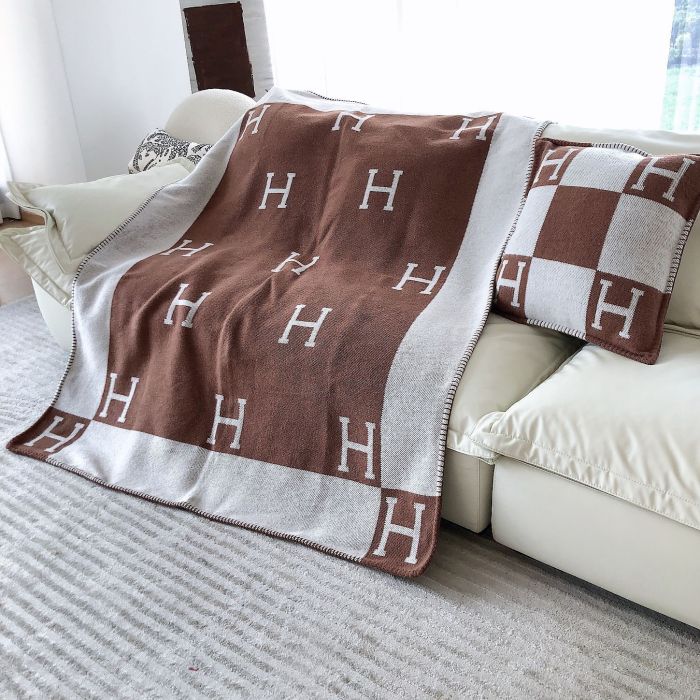 A set of one blanket + one pillowcase , Wool blanket size 140-175cm--weight 800g,  pillowcase not including the pillow core ,size 45*45cm--weight 175g, SF55-13-21