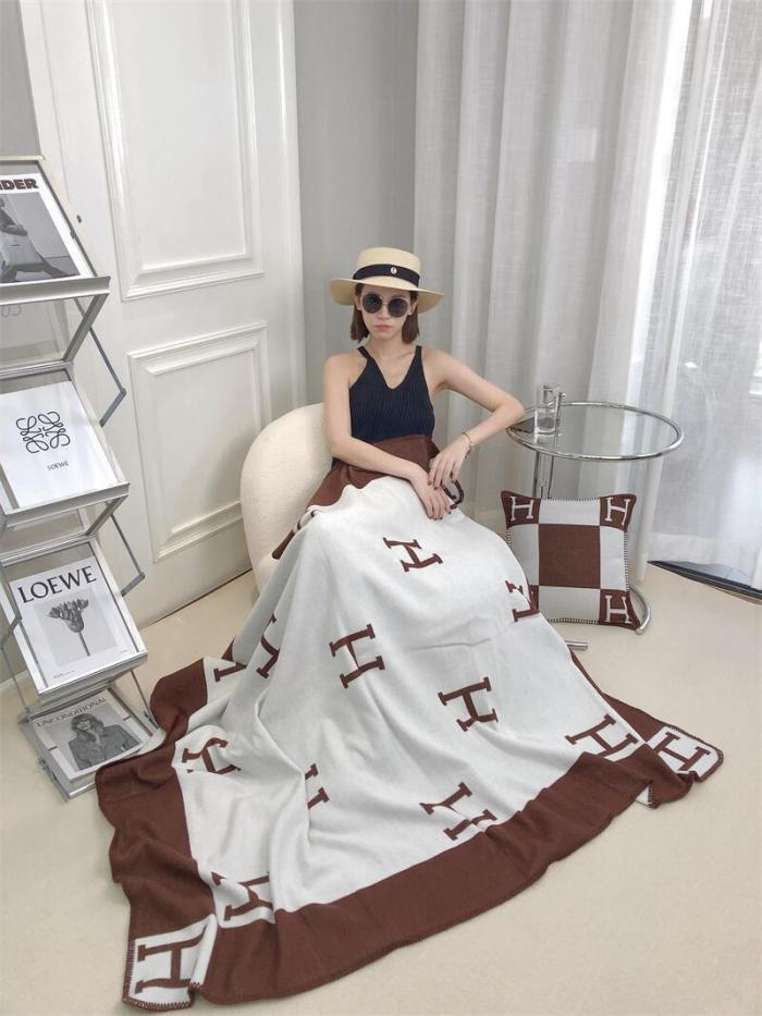 A set of one blanket + one pillowcase , Wool blanket size 140-175cm--weight 800g,  pillowcase not including the pillow core ,size 45*45cm--weight 175g, SF55-13-21