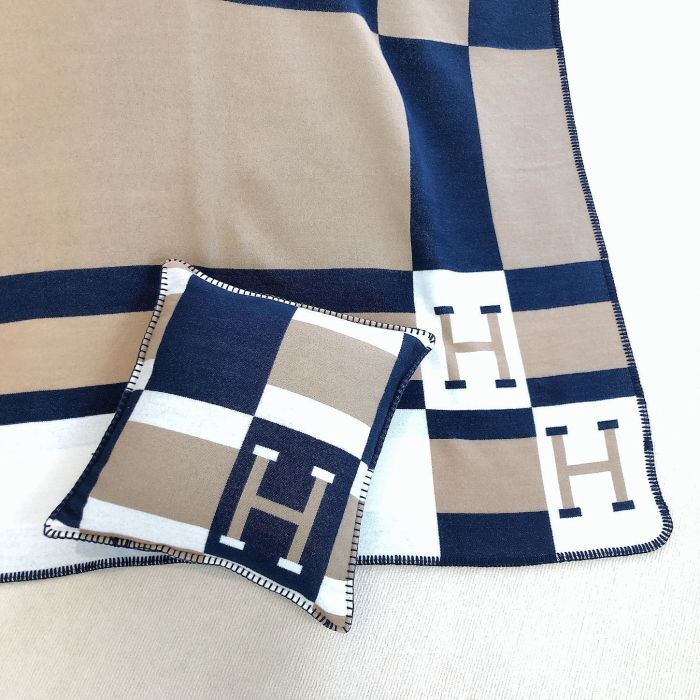 A set of one blanket + one pillowcase , Wool blanket size 140-175cm--weight 800g,  pillowcase not including the pillow core ,size 45*45cm--weight 175g, SF55-22-25