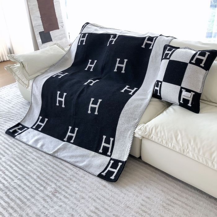 A set of one blanket + one pillowcase , Wool blanket size 140-175cm--weight 800g,  pillowcase not including the pillow core ,size 45*45cm--weight 175g, SF55-13-21