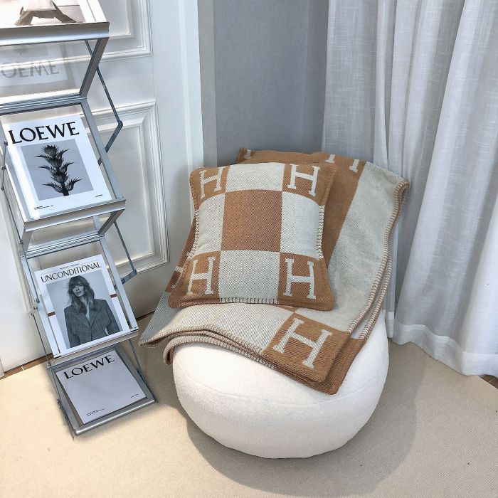 A set of one blanket + one pillowcase , Wool blanket size 140-175cm--weight 800g,  pillowcase not including the pillow core ,size 45*45cm--weight 175g, SF55-13-21