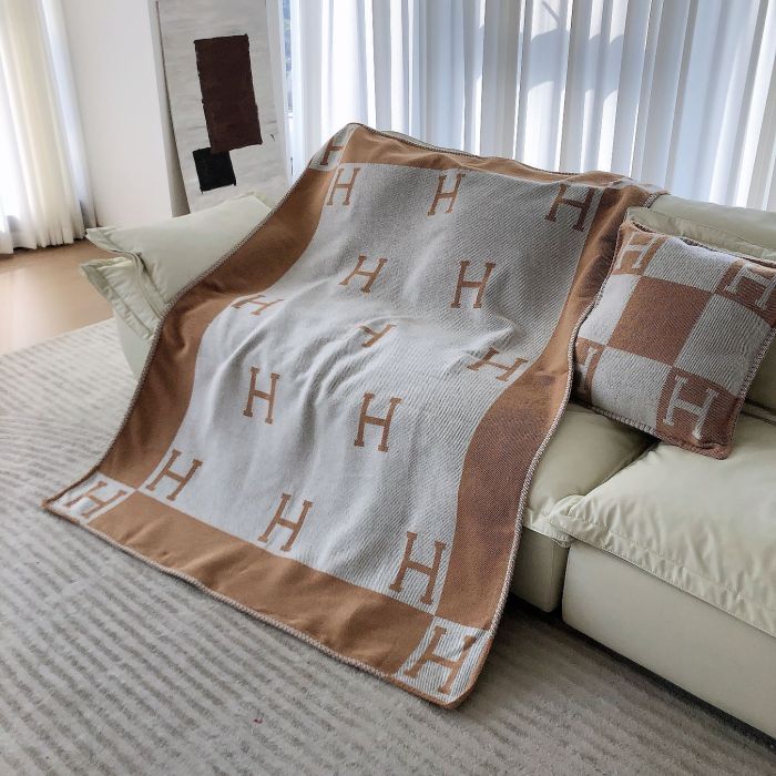 A set of one blanket + one pillowcase , Wool blanket size 140-175cm--weight 800g,  pillowcase not including the pillow core ,size 45*45cm--weight 175g, SF55-13-21