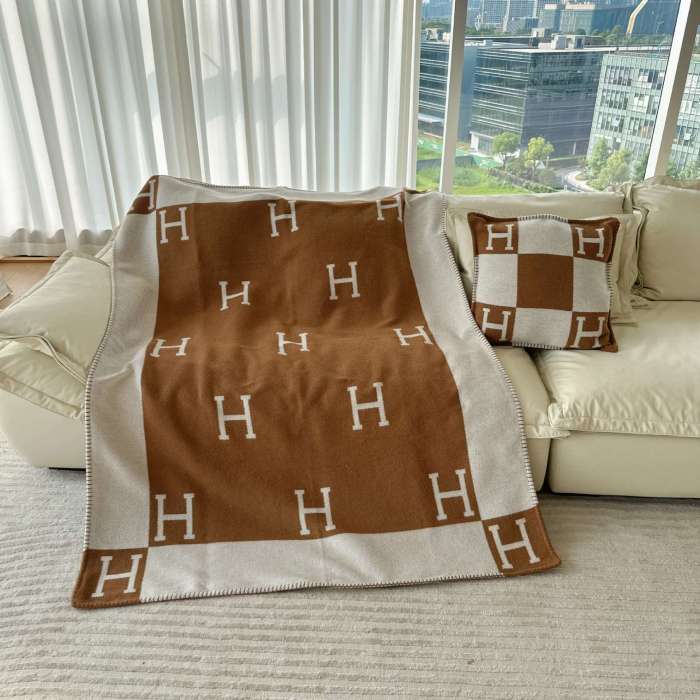 A set of one blanket + one pillowcase , Wool blanket size 140-175cm--weight 800g,  pillowcase not including the pillow core ,size 45*45cm--weight 175g, SF55-13-21