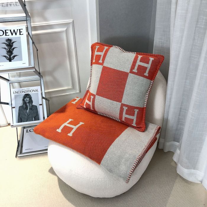 A set of one blanket + one pillowcase , Wool blanket size 140-175cm--weight 800g,  pillowcase not including the pillow core ,size 45*45cm--weight 175g, SF55-13-21