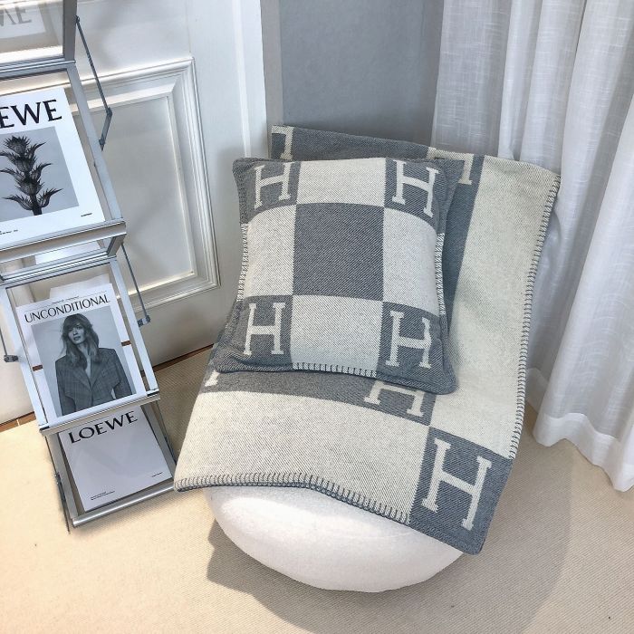 A set of one blanket + one pillowcase , Wool blanket size 140-175cm--weight 800g,  pillowcase not including the pillow core ,size 45*45cm--weight 175g, SF55-13-21
