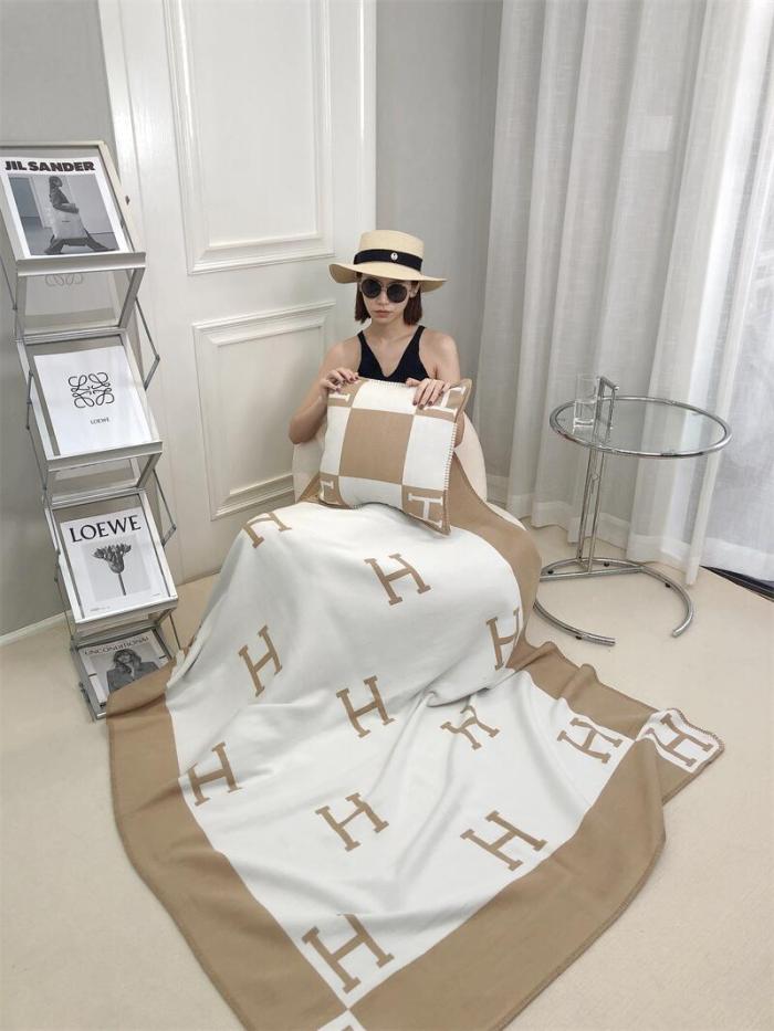 A set of one blanket + one pillowcase , Wool blanket size 140-175cm--weight 800g,  pillowcase not including the pillow core ,size 45*45cm--weight 175g, SF55-13-21