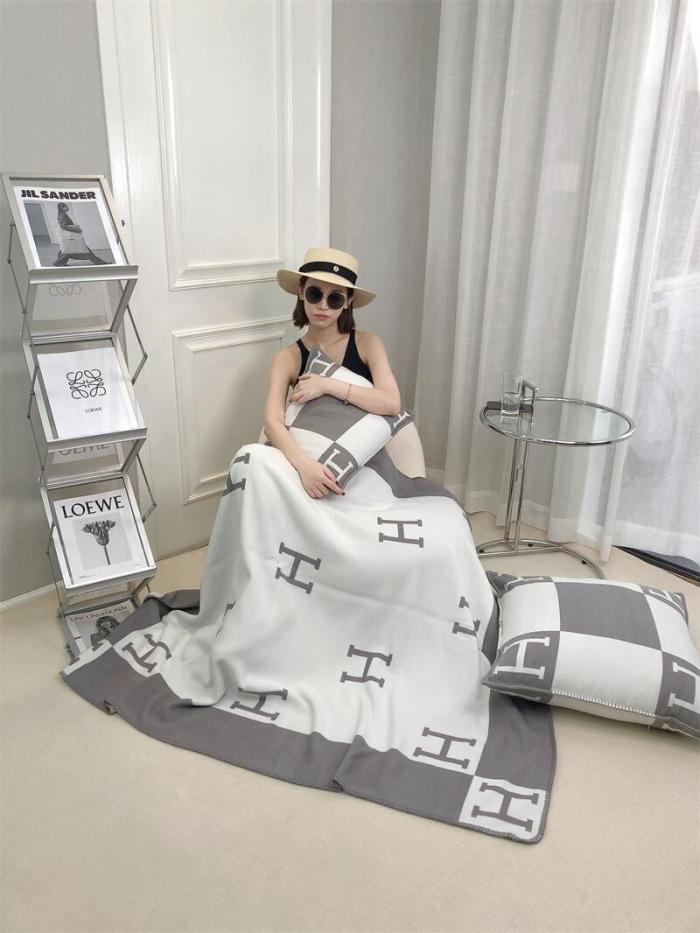 A set of one blanket + one pillowcase , Wool blanket size 140-175cm--weight 800g,  pillowcase not including the pillow core ,size 45*45cm--weight 175g, SF55-13-21