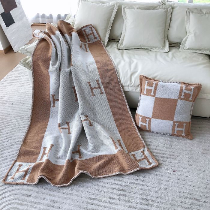 A set of one blanket + one pillowcase , Wool blanket size 140-175cm--weight 800g,  pillowcase not including the pillow core ,size 45*45cm--weight 175g, SF55-13-21