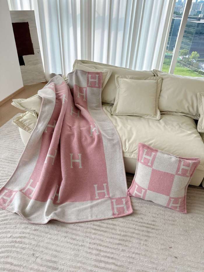 A set of one blanket + one pillowcase , Wool blanket size 140-175cm--weight 800g,  pillowcase not including the pillow core ,size 45*45cm--weight 175g, SF55-13-21