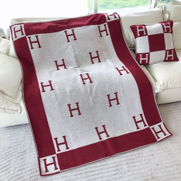 A set of one blanket + one pillowcase , Wool blanket size 140-175cm--weight 800g,  pillowcase not including the pillow core ,size 45*45cm--weight 175g, SF55-13-21