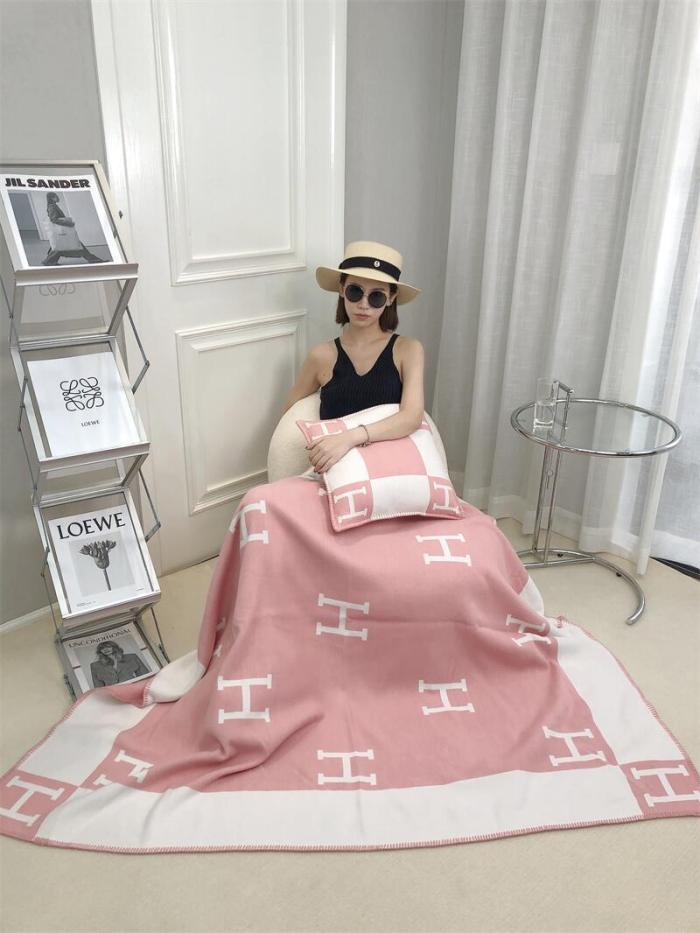 A set of one blanket + one pillowcase , Wool blanket size 140-175cm--weight 800g,  pillowcase not including the pillow core ,size 45*45cm--weight 175g, SF55-13-21
