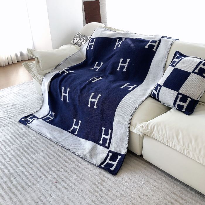 A set of one blanket + one pillowcase , Wool blanket size 140-175cm--weight 800g,  pillowcase not including the pillow core ,size 45*45cm--weight 175g, SF55-13-21