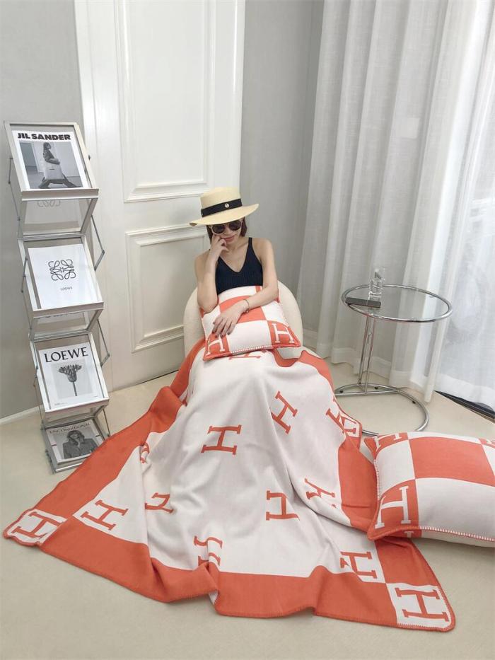 A set of one blanket + one pillowcase , Wool blanket size 140-175cm--weight 800g,  pillowcase not including the pillow core ,size 45*45cm--weight 175g, SF55-13-21