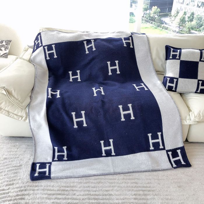 A set of one blanket + one pillowcase , Wool blanket size 140-175cm--weight 800g,  pillowcase not including the pillow core ,size 45*45cm--weight 175g, SF55-13-21